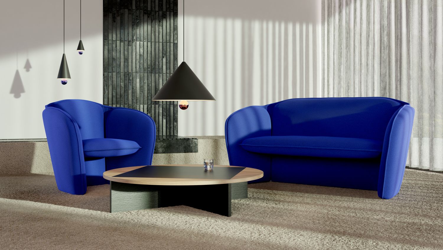 Wohnzimmer mit blauen Sesseln und Petite Friture Cherry Pendelleuchten in Schwarz über einem Tisch.