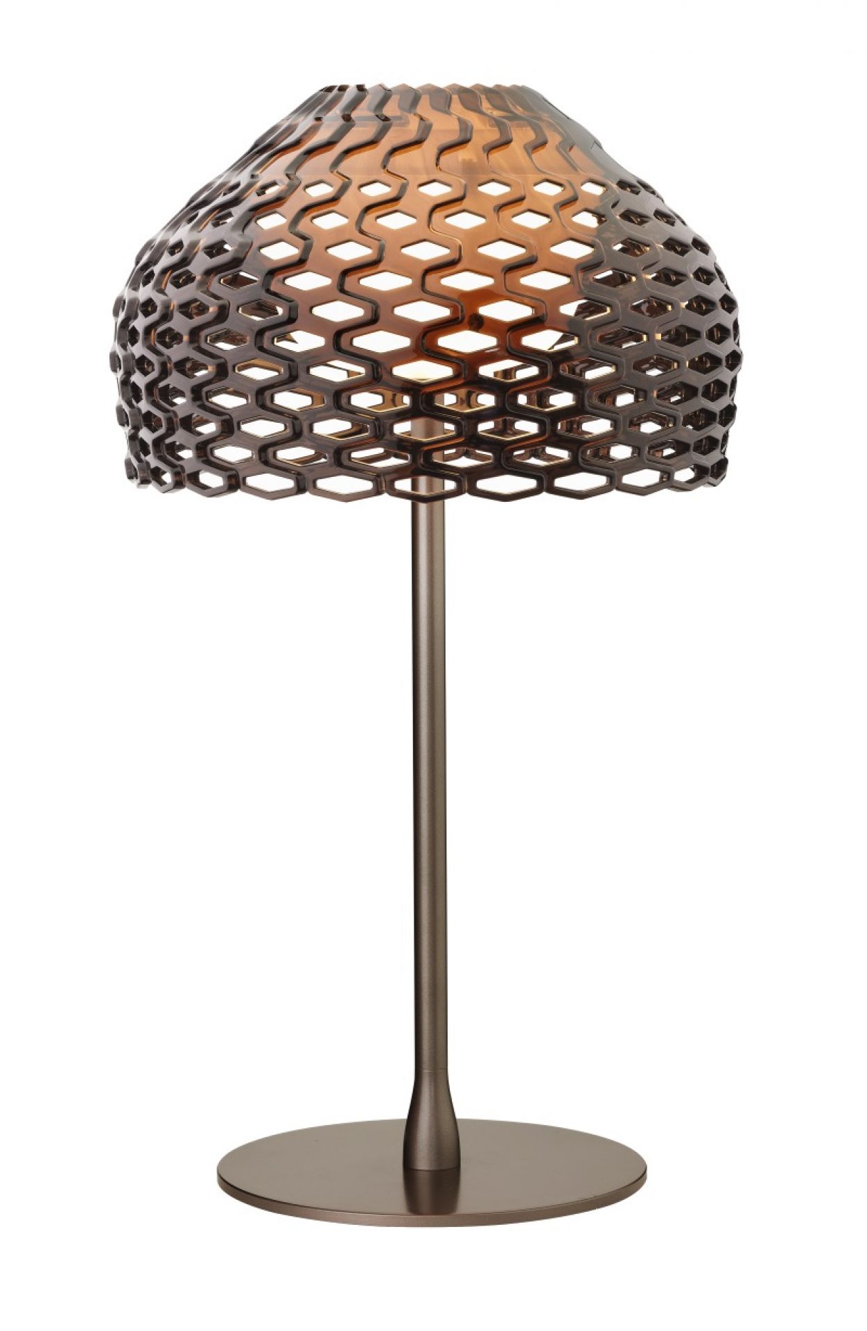 Tatou T1 Tischleuchte von Flos, moderne Nachttischlampe mit bronzefarbenem, gemustertem Lampenschirm und rundem Fuß.