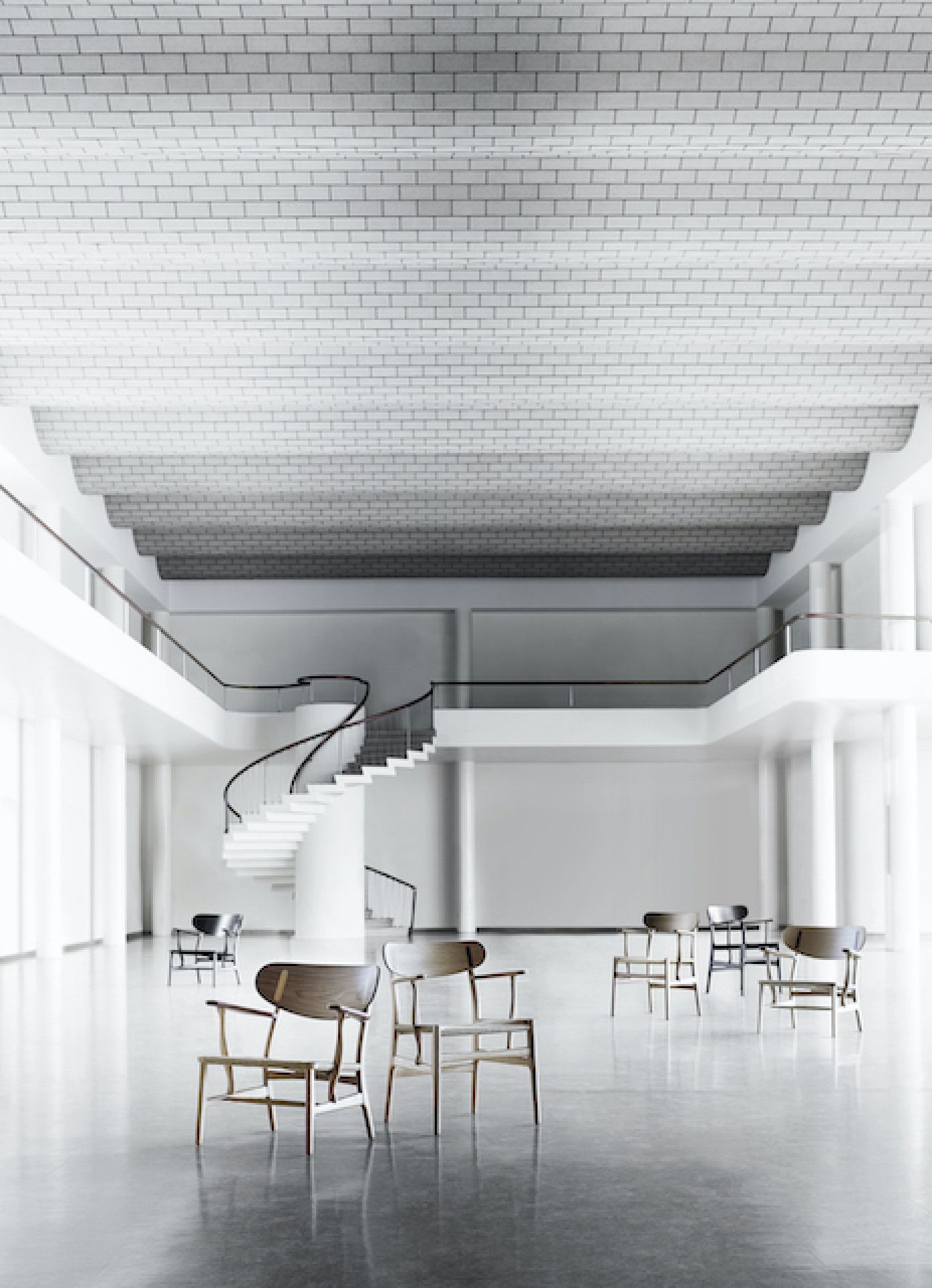 CH22 Lounge Sessel von Carl Hansen & Søn in hellem, modernem Raum mit Treppe.