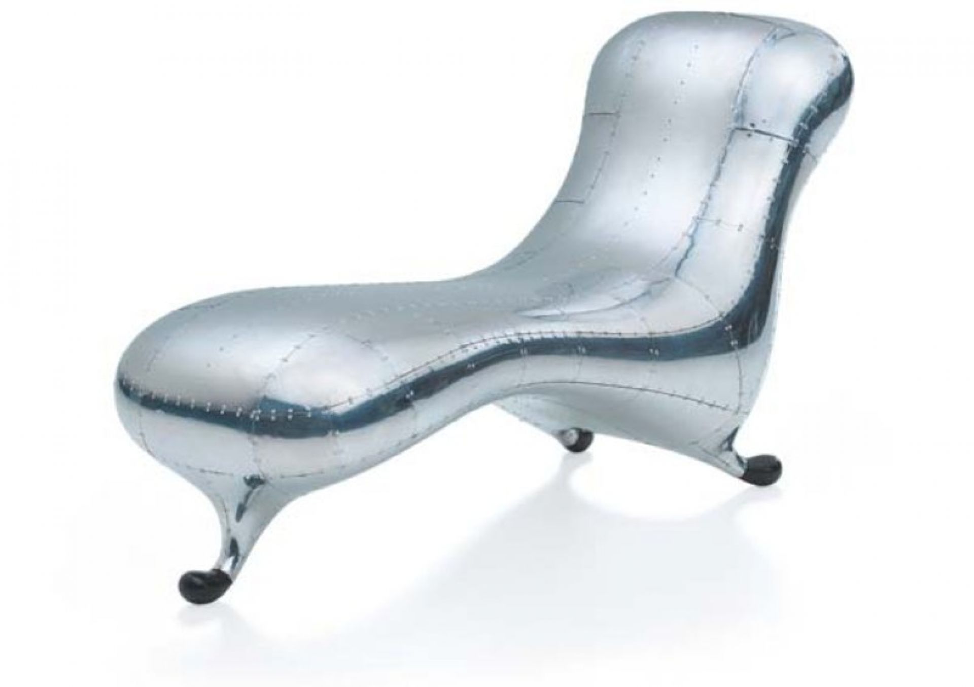 Silberne Lockheed Lounge Miniatur von Vitra, eine moderne Designliege mit auffälliger Form.