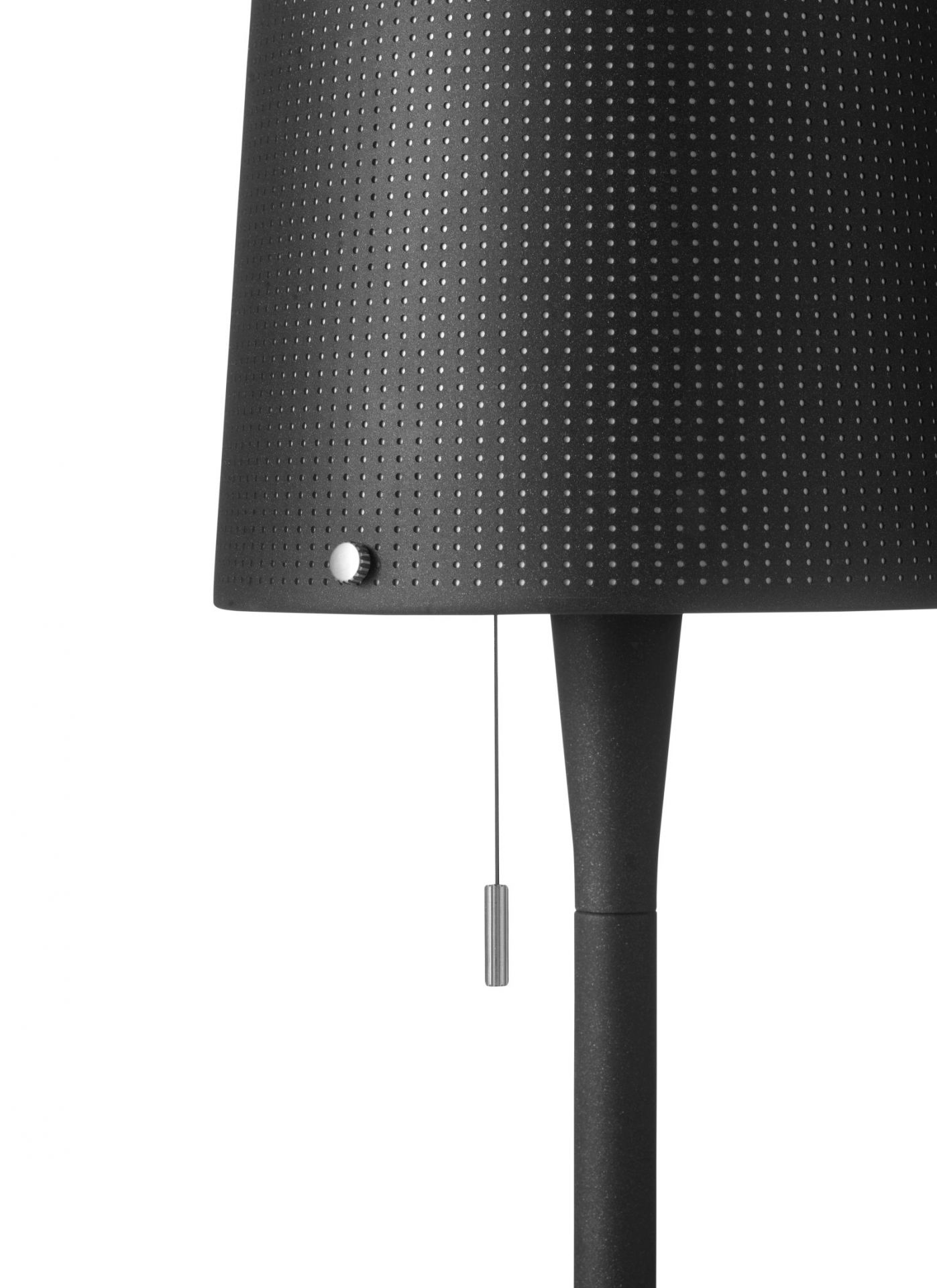 Detailaufnahme der schwarzen Vipp Tischleuchte mit perforiertem Lampenschirm und Zugschalter, modernes Design für Wohnzimmer und Büro.