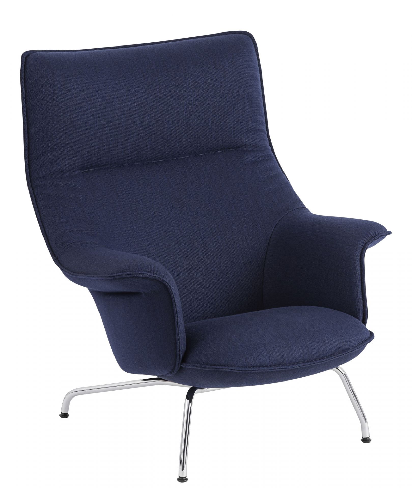 Blauer Doze Lounge Chair von Muuto mit hoher Rückenlehne und Chromgestell. Sessel für Wohnzimmer.