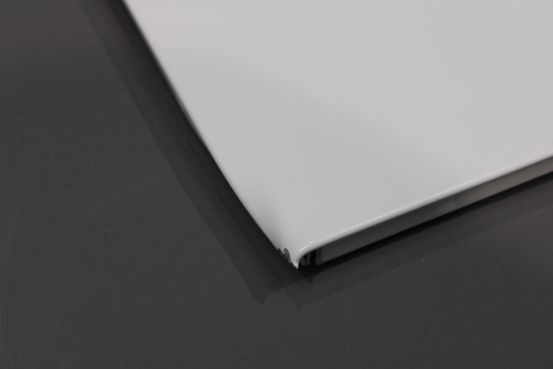 Detailaufnahme einer reinweißen USM Haller Klapptür (75x35 cm) mit Mangel am Rand.