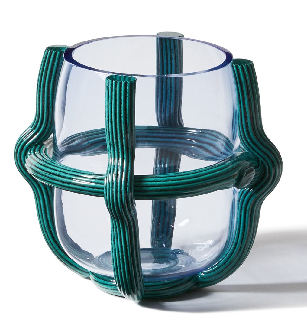 Sestiere Vase von Cassina, H 26 cm: Klare Glasvase mit dekorativem, türkisfarbenem Rattan-Gestell.