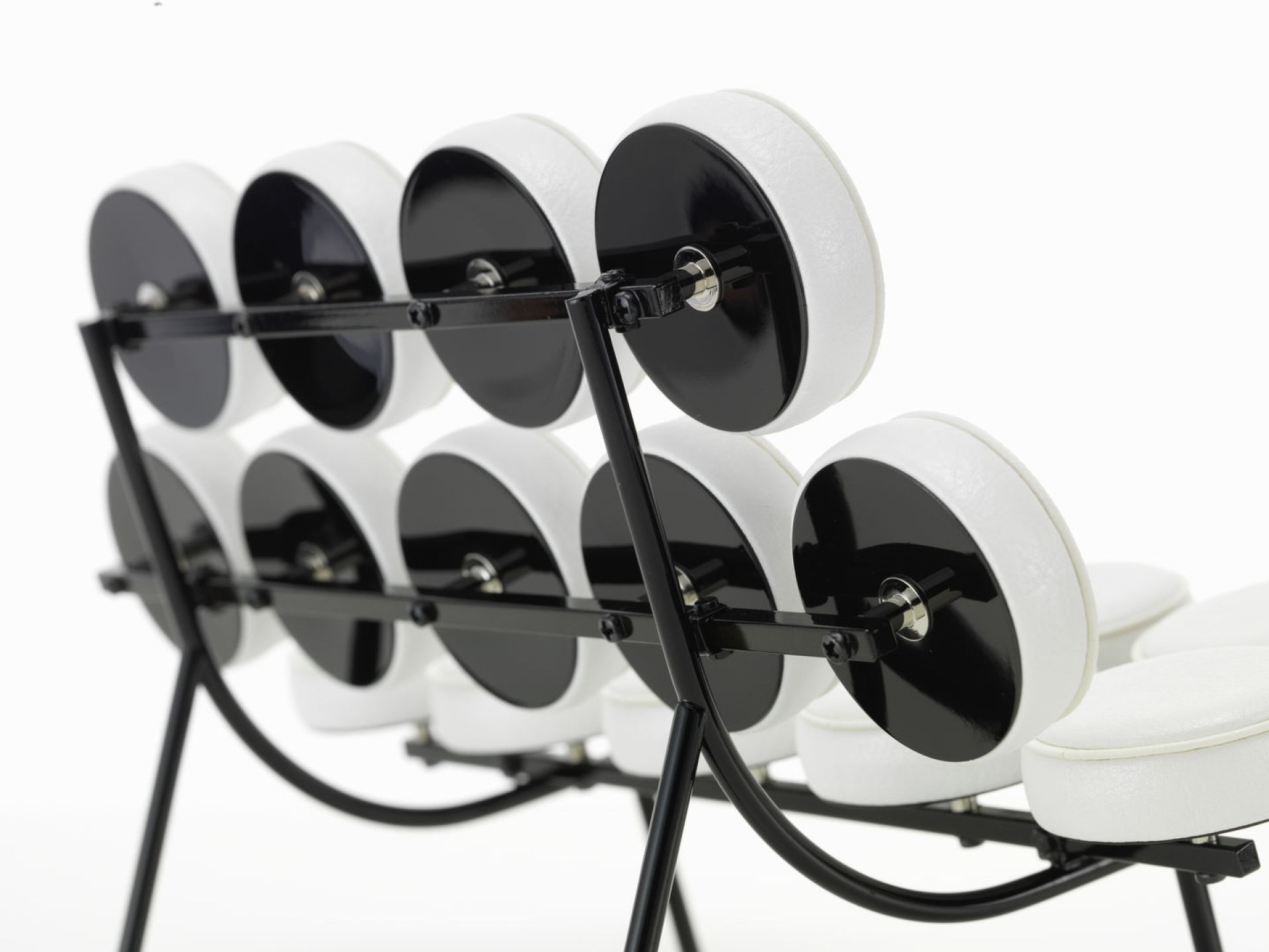 Detailaufnahme des Marshmallow Sofas, ein Designklassiker mit weißen, runden Polstern und schwarzem Gestell.