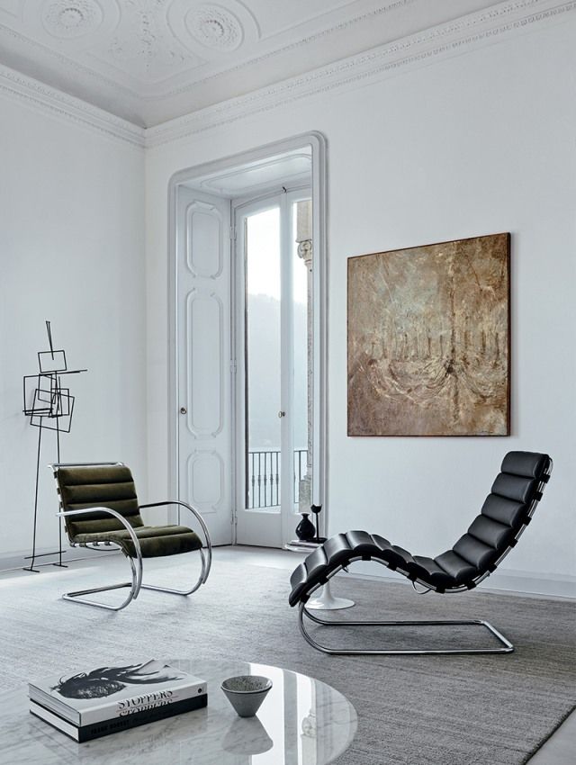 MR Bauhaus Liege von Knoll International: Schwarze Lederliege und Sessel mit Chromgestell.
