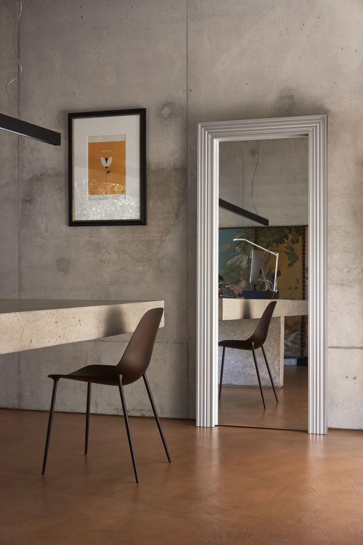 Oodh Standspiegel von Opinion Ciatti in modernem Raum mit Betonwand und braunem Stuhl.