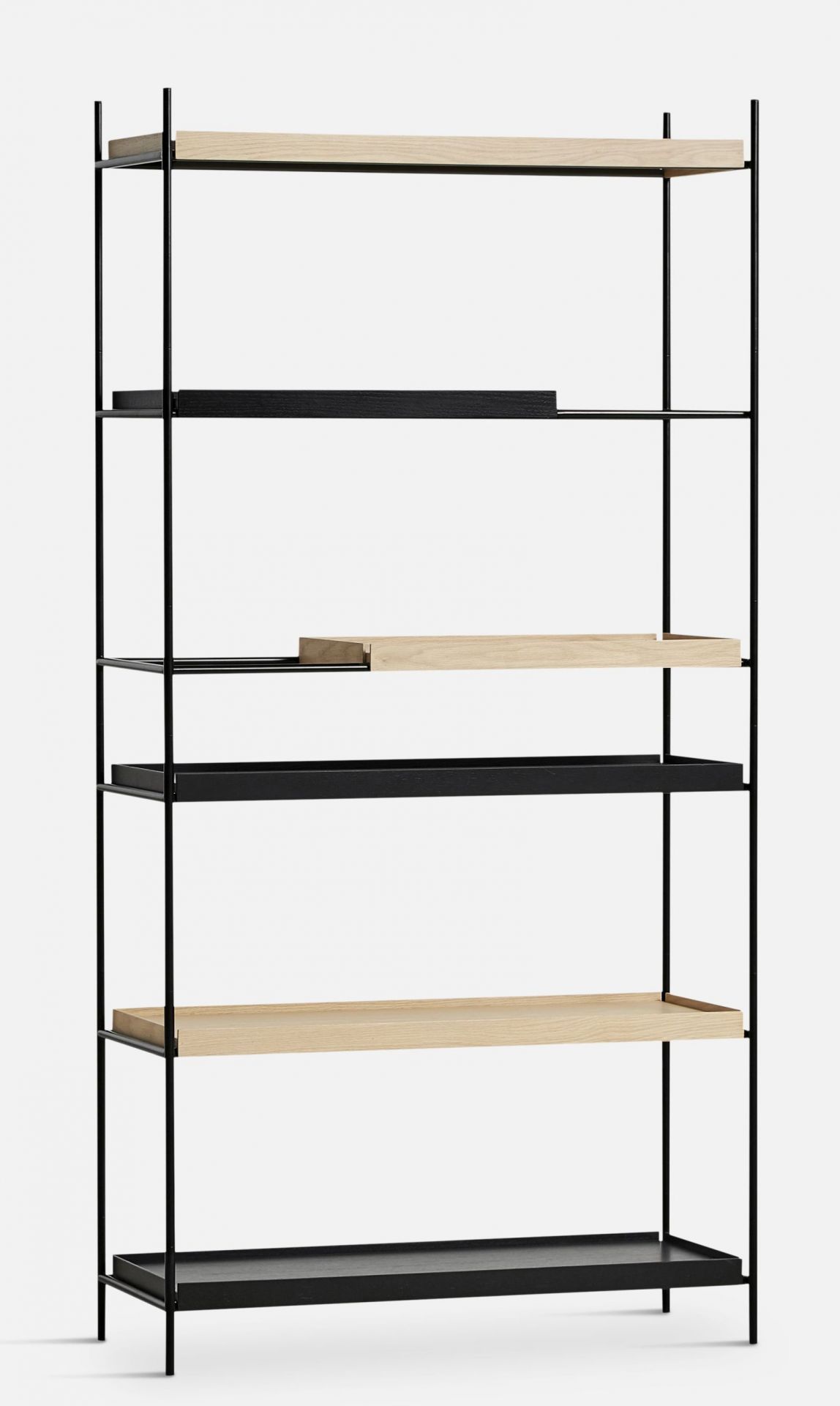 Tray Regal Hoch von Woud, modernes Bücherregal mit schwarzen Metallrahmen und Ablagen aus Eiche.