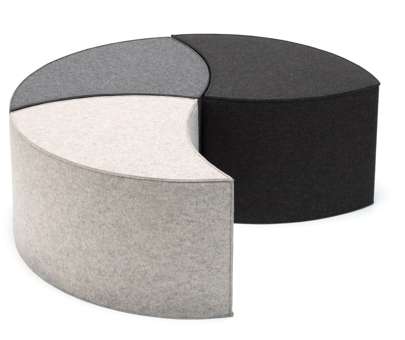 Posito Sitzmöbel von Hey Sign: Modulares Sitzsystem aus Filz in Grau- und Schwarztönen.