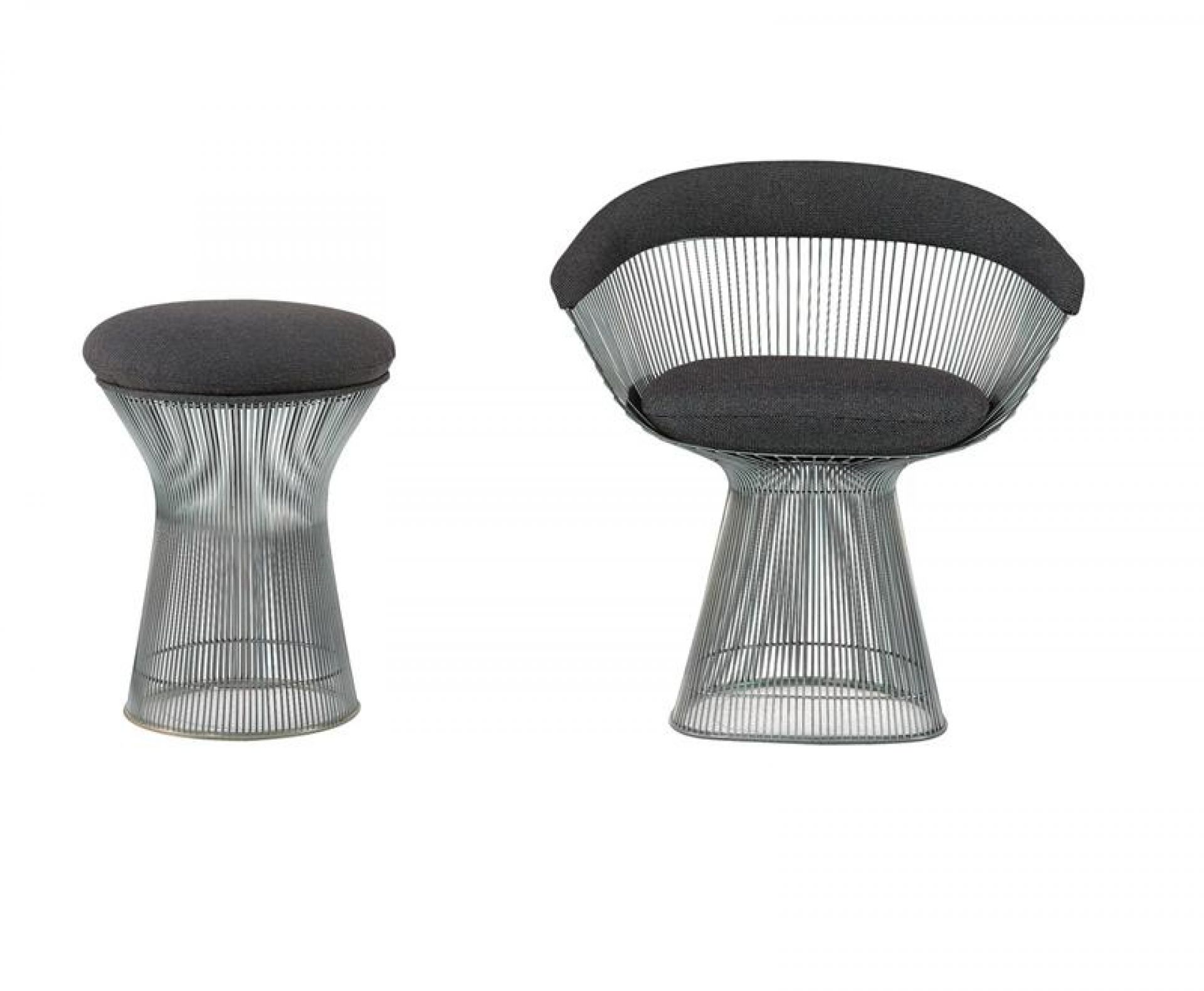 Platner Sessel von Knoll International und passender Hocker mit grauem Bezug und Drahtgestell.