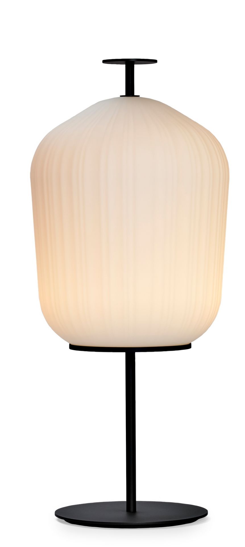 ClassiCon Plissée Stehleuchte: Elegante Stehlampe mit plissiertem Lampenschirm und schwarzem Metallfuß.