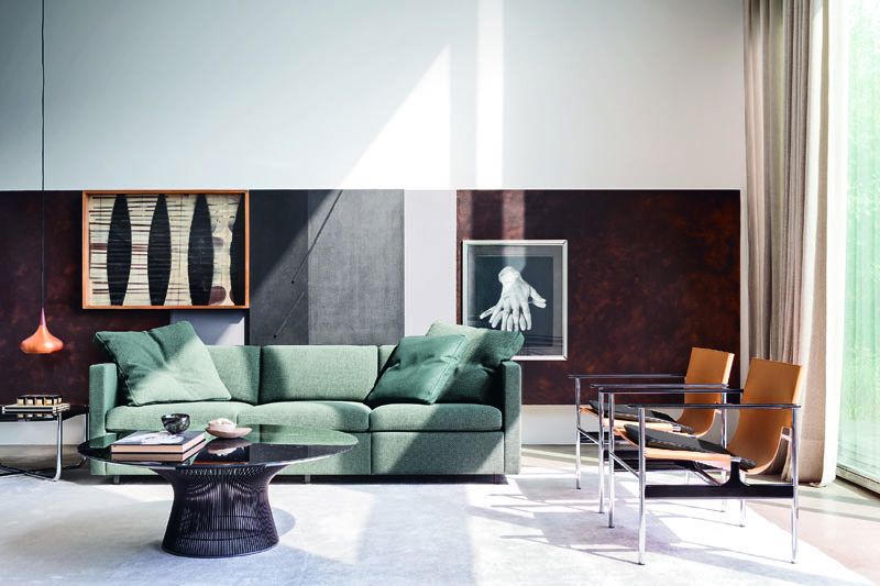 Wohnzimmer mit grünem Sofa und zwei Pollock Sesseln von Knoll International im modernen Design.