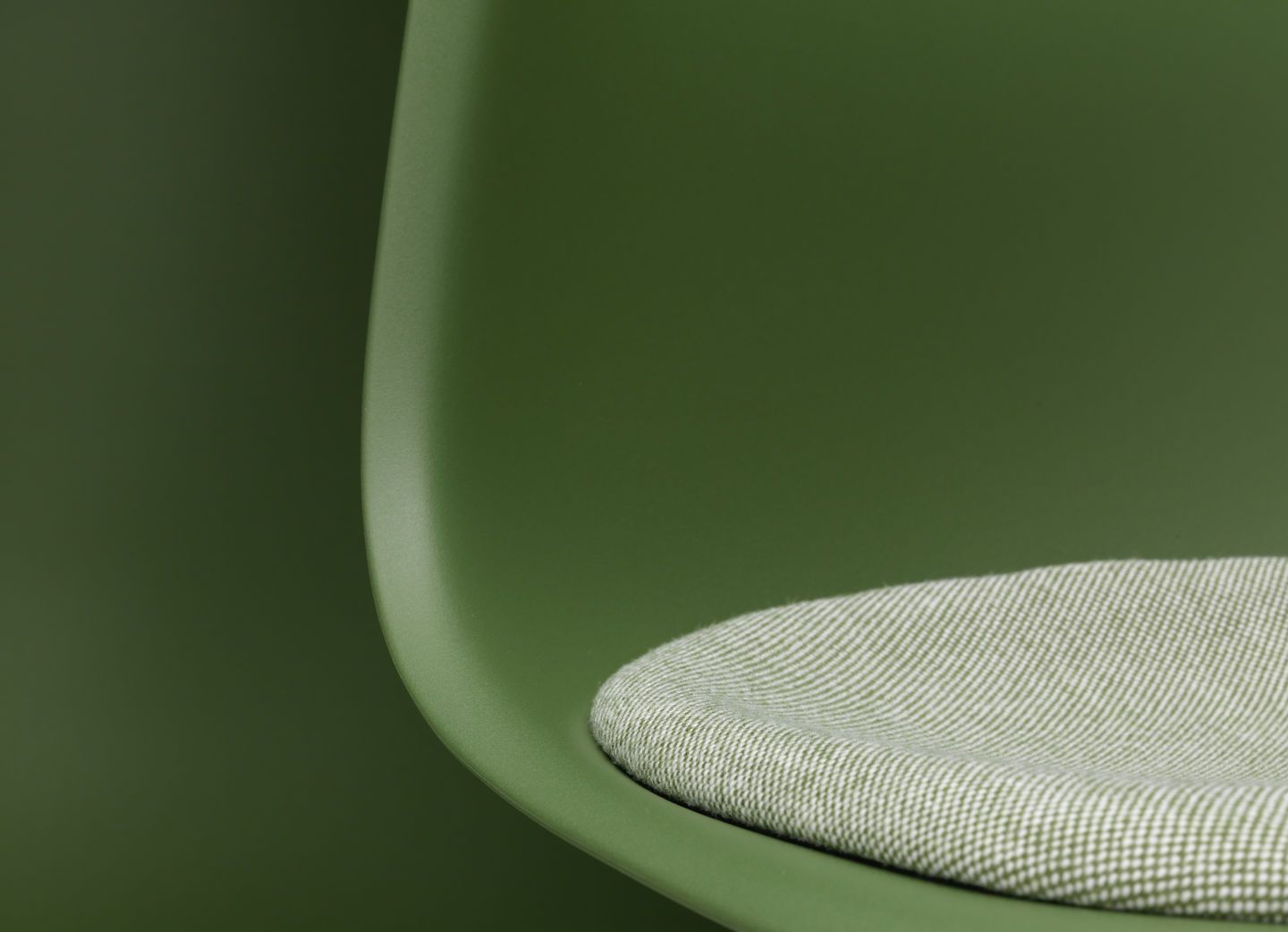 Eames Fiberglass Chair DSR Stuhl mit Sitzpolster Vitra