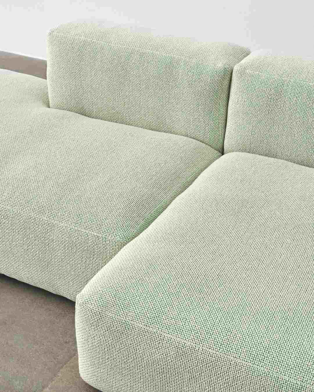Detailaufnahme: Mags Soft Sofa, 2,5-Sitzer, helles Leder mit beigen Nähten. Hochwertige Ledercouch.