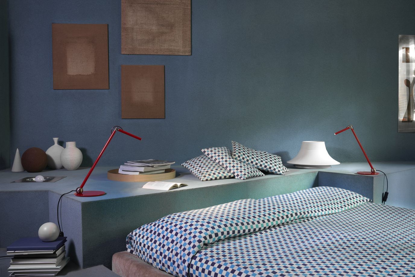 Schlafzimmer-Szene mit zwei roten Calamaio Tischleuchten von Oluce auf Nachttischen.