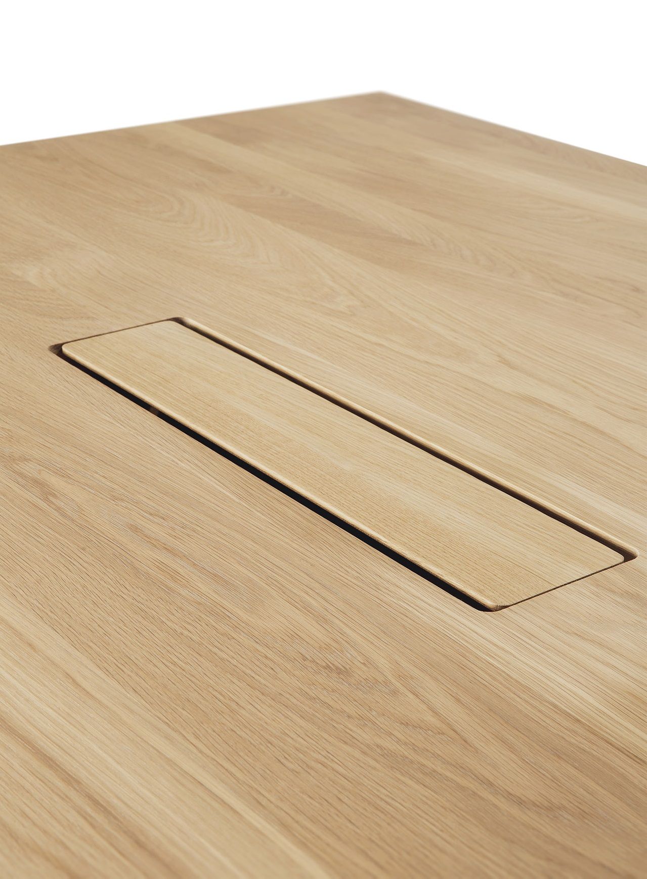 Detailaufnahme: Ethnicraft Meetingtisch aus Eiche mit integrierter Kabelbox für Konferenzraum oder Büro.