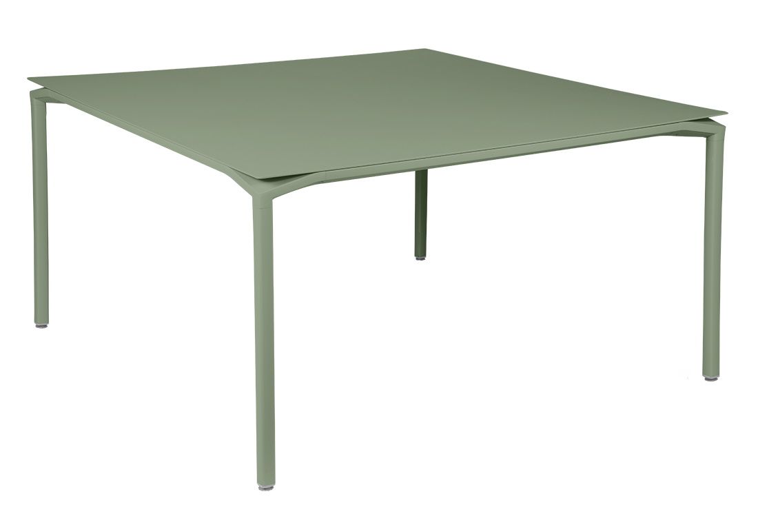 Quadratischer, grüner Calvi Tisch von Fermob für den Außenbereich, aus Metall mit vier Beinen.