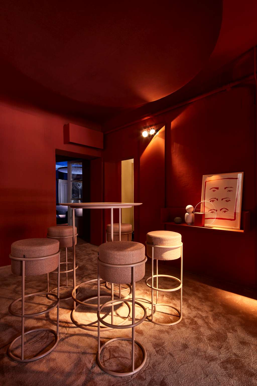 Drop Stehtisch von Cor mit Barhockern in rotem Raum, modernes Möbeldesign für Büro und Zuhause.