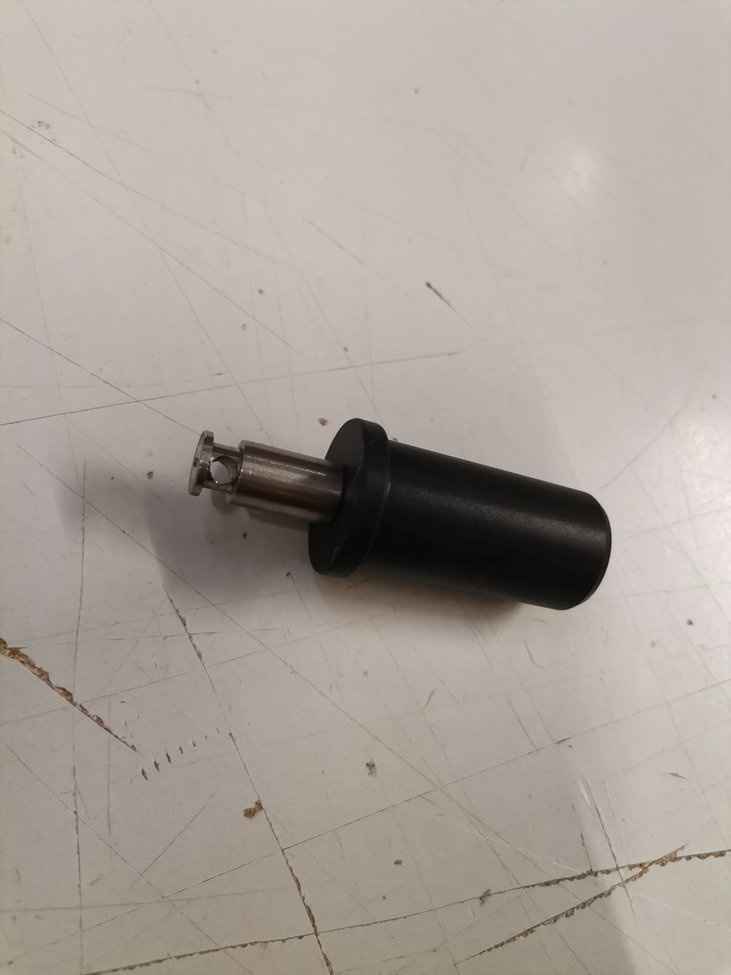 Fix-e Plus Adapter für USM Haller/Kitos: Detailaufnahme des Adapters zur Lifto-Befestigung. Möbelzubehör für Tische.