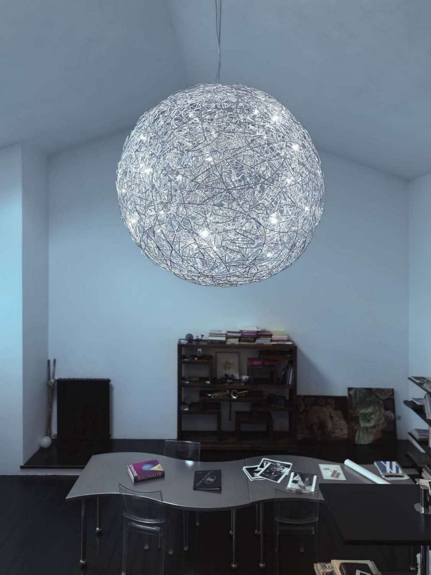 Fil de Fer Hängeleuchte von Catellani & Smith: Kugelförmige Drahtleuchte mit integrierten Leuchtmitteln im Raum.