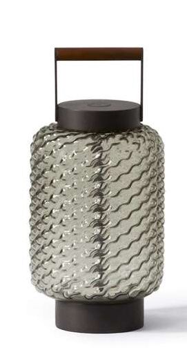 Cassina Ficupala Akkuleuchte: Graue Outdoor Tischleuchte mit Griff und gewellter Glasoberfläche.