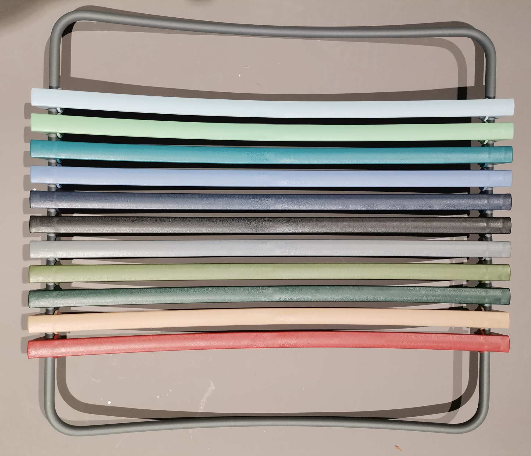 Nahaufnahme einer Houe Click Lamelle, Ersatzteil in Paprika, Durchmesser 1,2 cm, für Gartenmöbel.