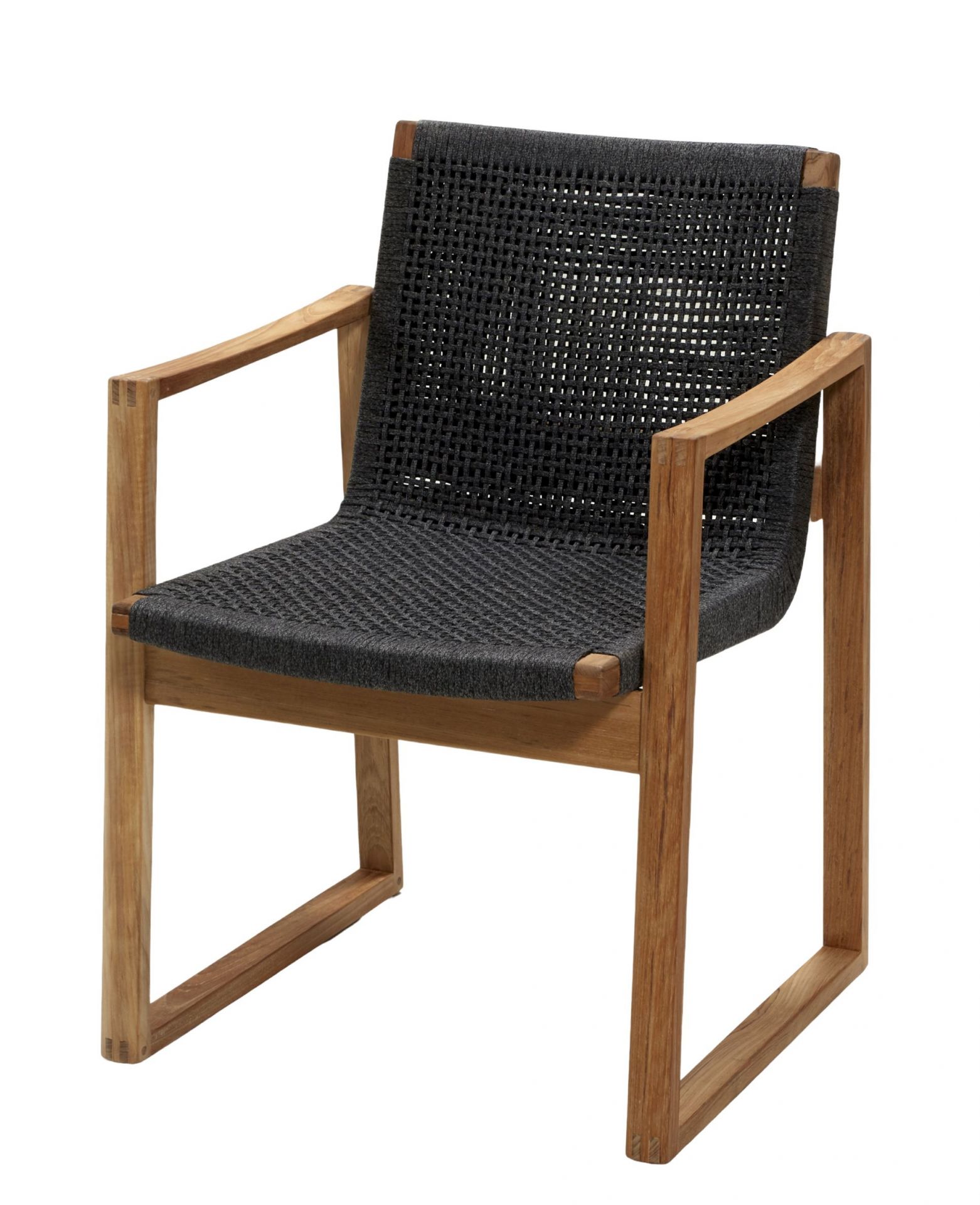 Endless Sessel von Cane-Line: Gartenstuhl aus Teakholz mit anthrazitfarbener Cane-line Weave Sitzfläche.