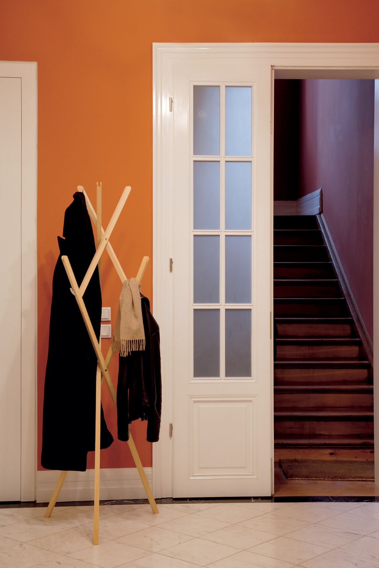 Hut ab Garderobenständer: Holz Garderobe mit Jacken und Schal im Flur, Moormann Design.