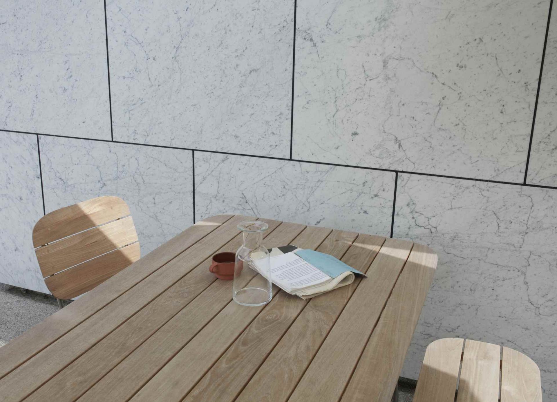 Lilium Esstisch Outdoor von Skagerak by Fritz Hansen aus Teakholz mit Dekoration.