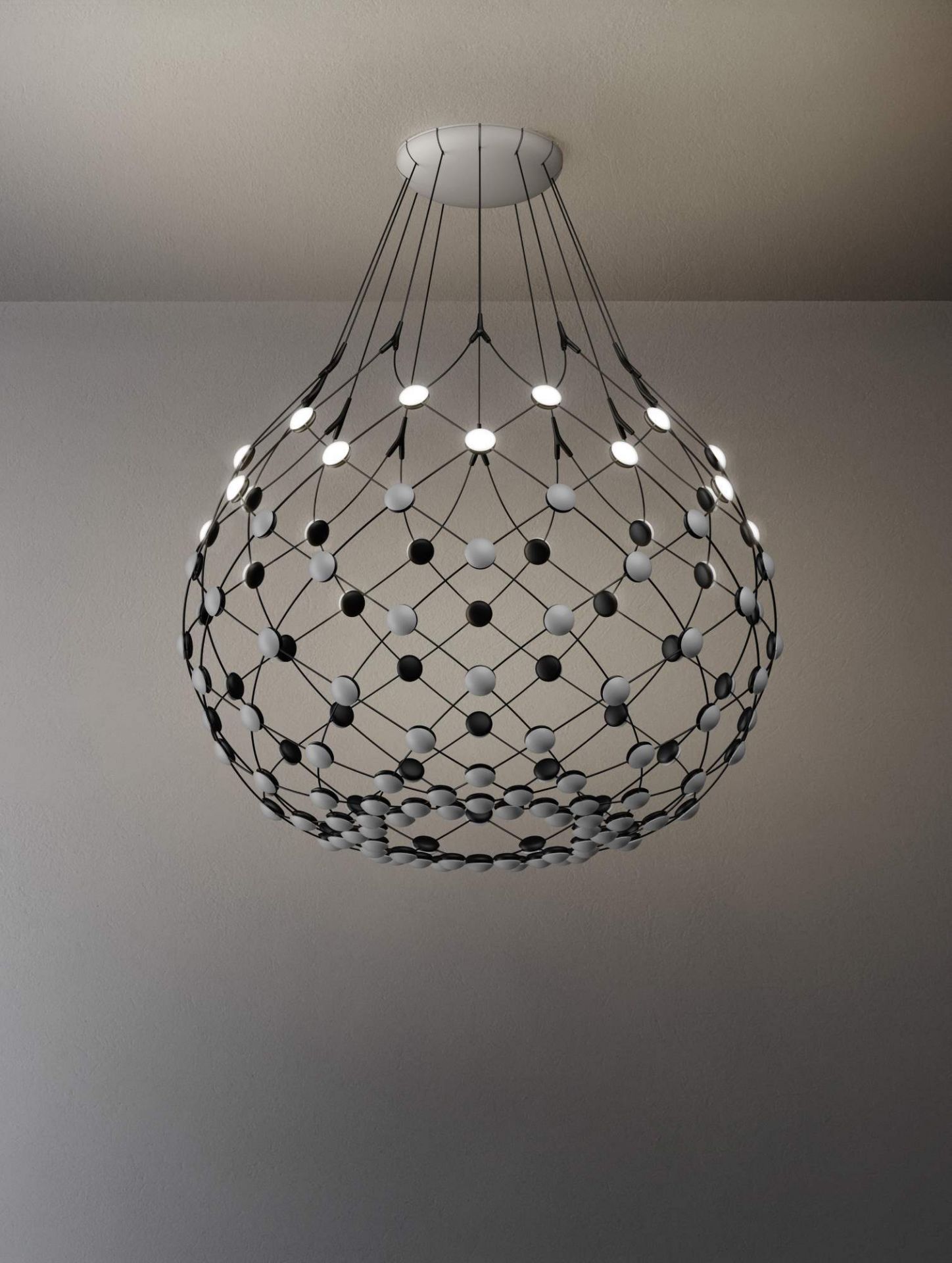 D86 Mesh Deckenleuchte von Luceplan: Moderne Designlampe mit schwarzem Drahtgeflecht und LED-Lichtern.