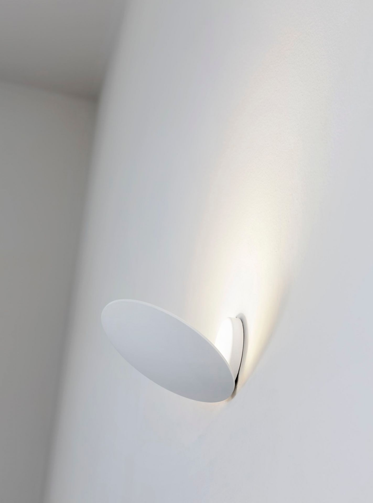 Weiße Lederam WF Wandleuchte von Catellani & Smith, modernes Design für indirekte Beleuchtung.