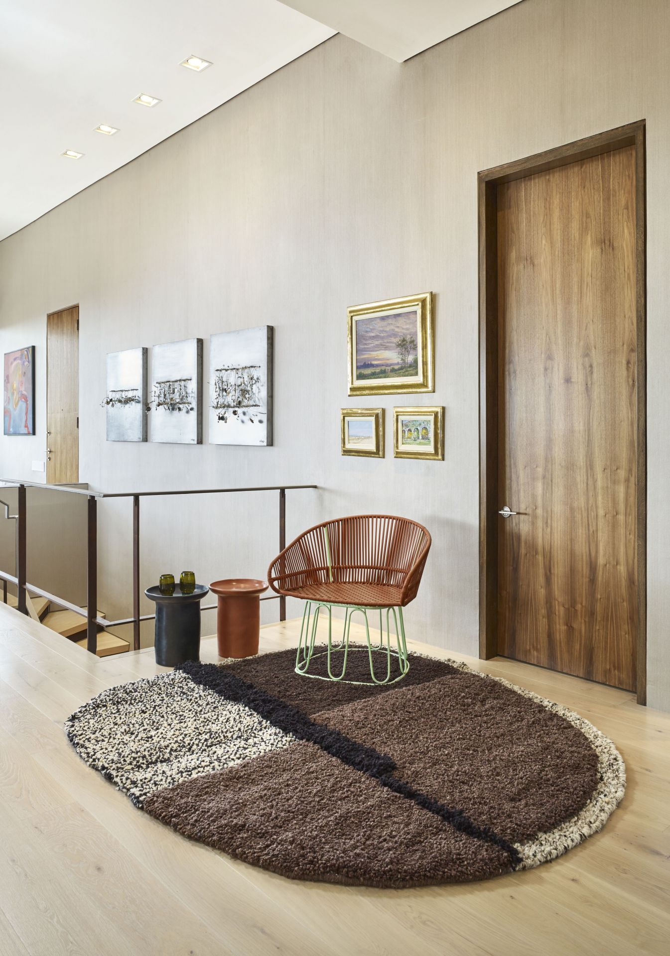 Großer, ovaler Nudo Teppich von ames mit braunen, schwarzen und weißen Mustern im Wohnraum.