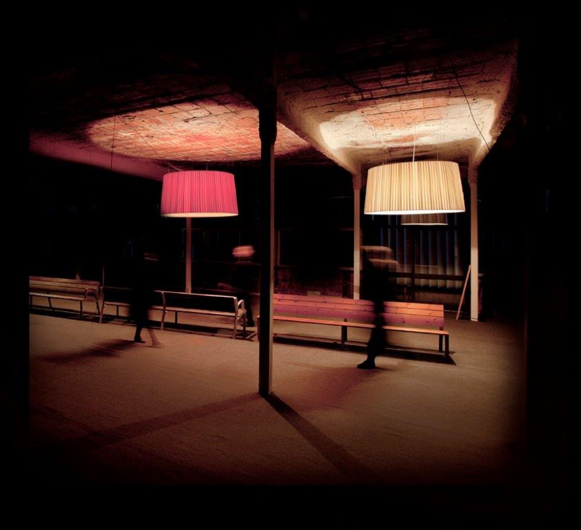 GT1500 Pendelleuchte von Santa & Cole: Zwei große Hängelampen mit Stoffschirm in Rot und Beige.