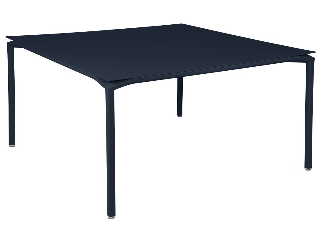 Blauer Calvi Tisch von Fermob für den Außenbereich, quadratisch und modern.