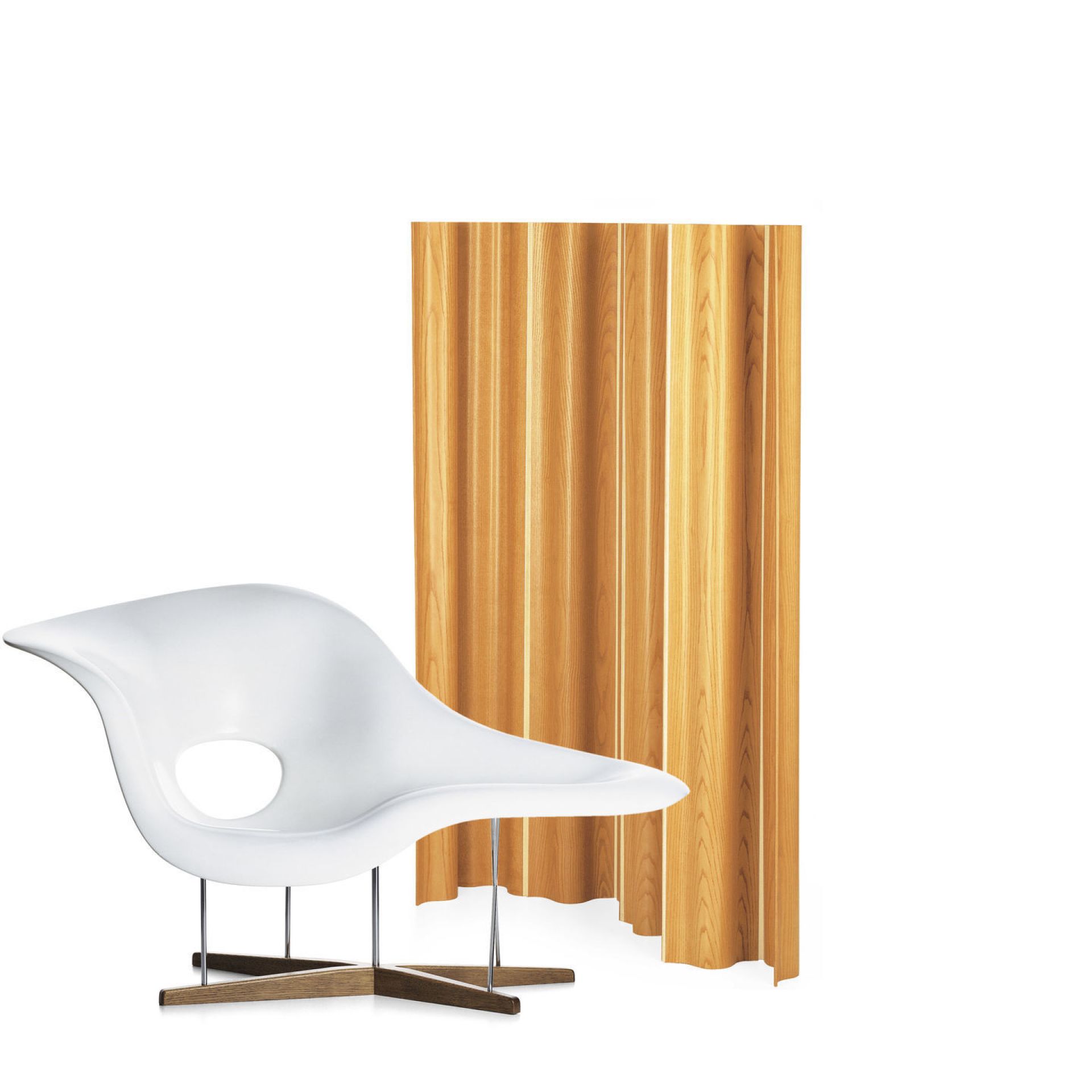 Weiße La Chaise Liege von Vitra mit Holzfuß und Holzpaneel im Hintergrund.