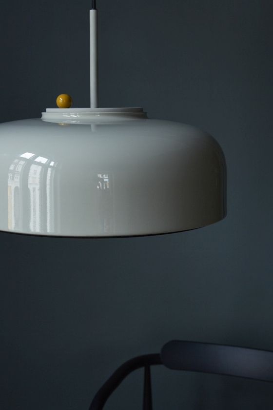 Aschgraue Podgy Pendant Pendelleuchte mit kurkumagelbem Dimmer von Please Wait to be Seated.