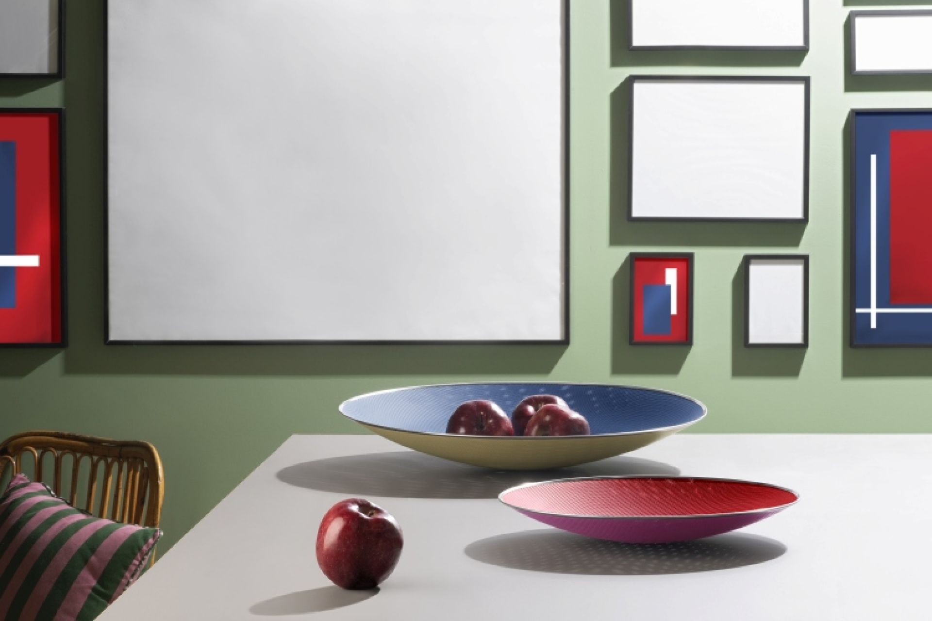 Cohncave Schale, blau und elfenbeinfarben, von Alessi. Designschale für Obst und Dekoration.