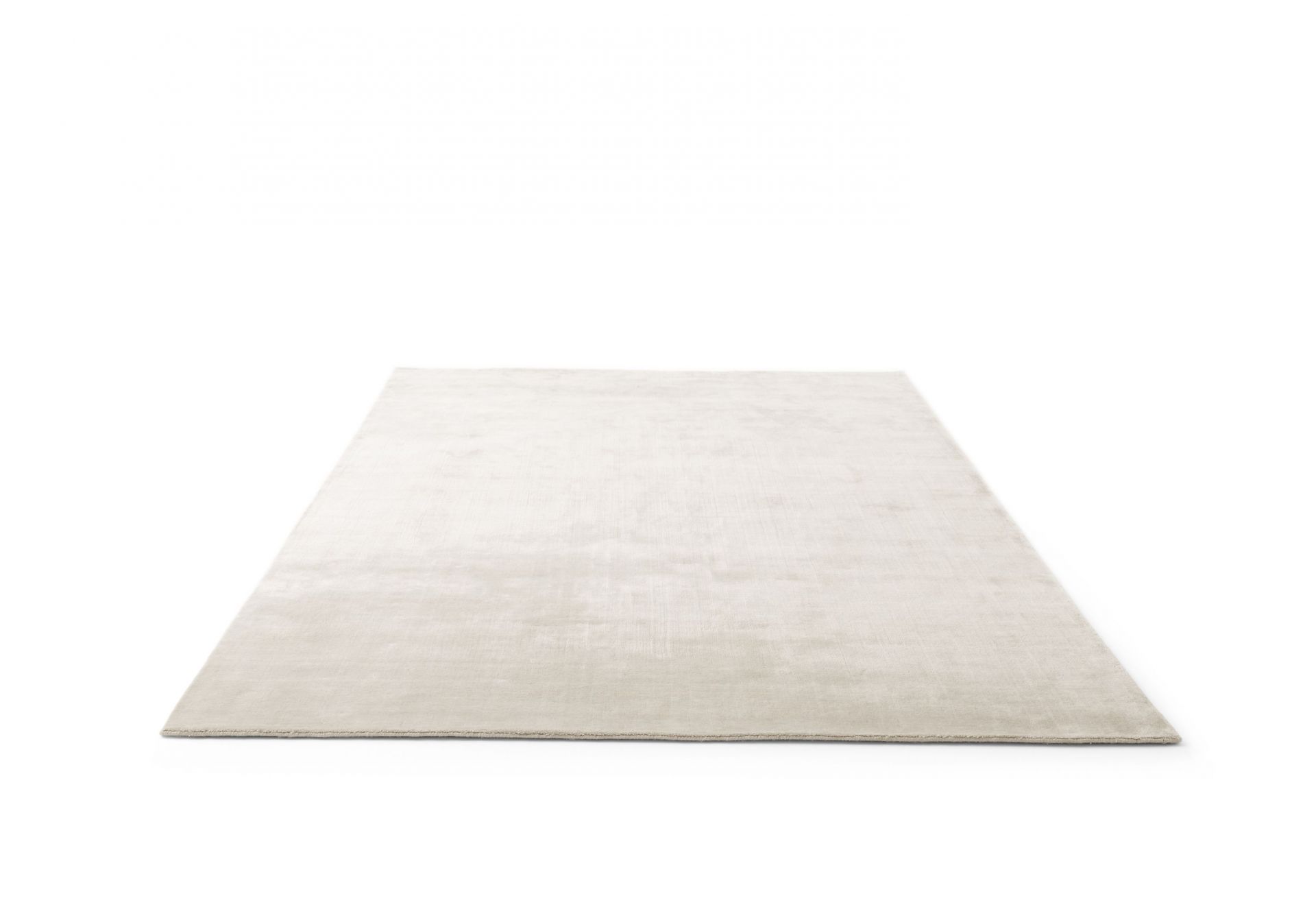 Vipp Teppich aus Wolle und Bambus, rechteckig, in hellem Beige auf weißem Hintergrund.