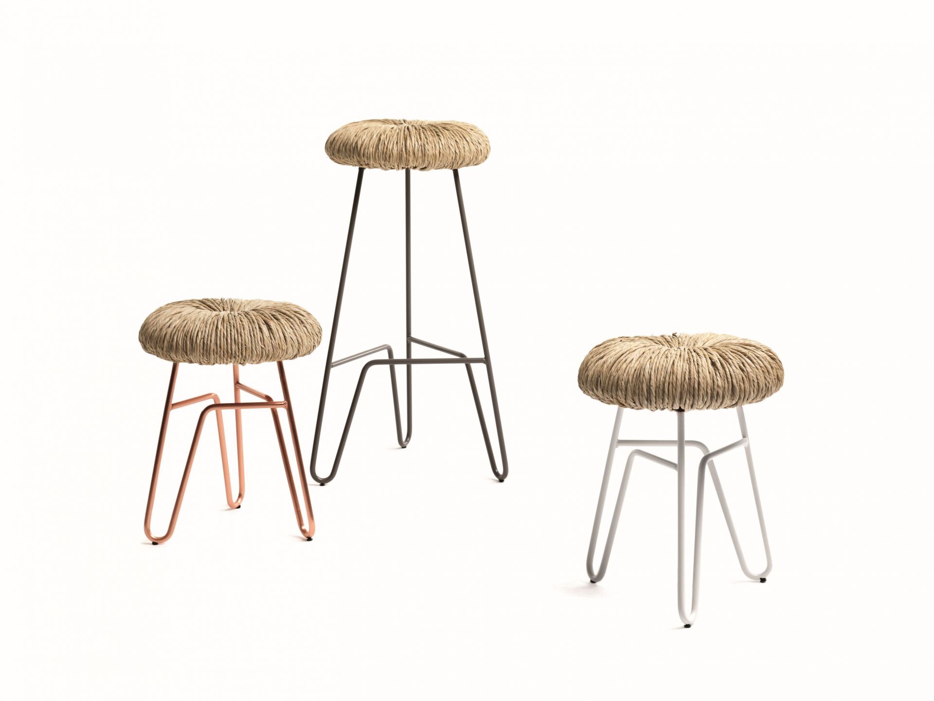 Drei Donut Hocker mit unterschiedlichen Höhen und Gestellfarben: Weiß, Kupfer und Dunkelgrau.