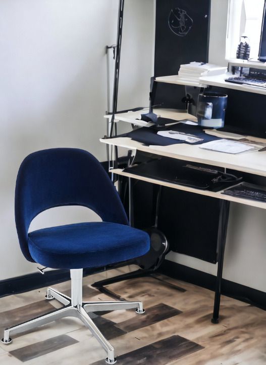 Blauer Saarinen Konferenzstuhl mit Drehfuß und ohne Armlehnen, ideal für Büro und Homeoffice.