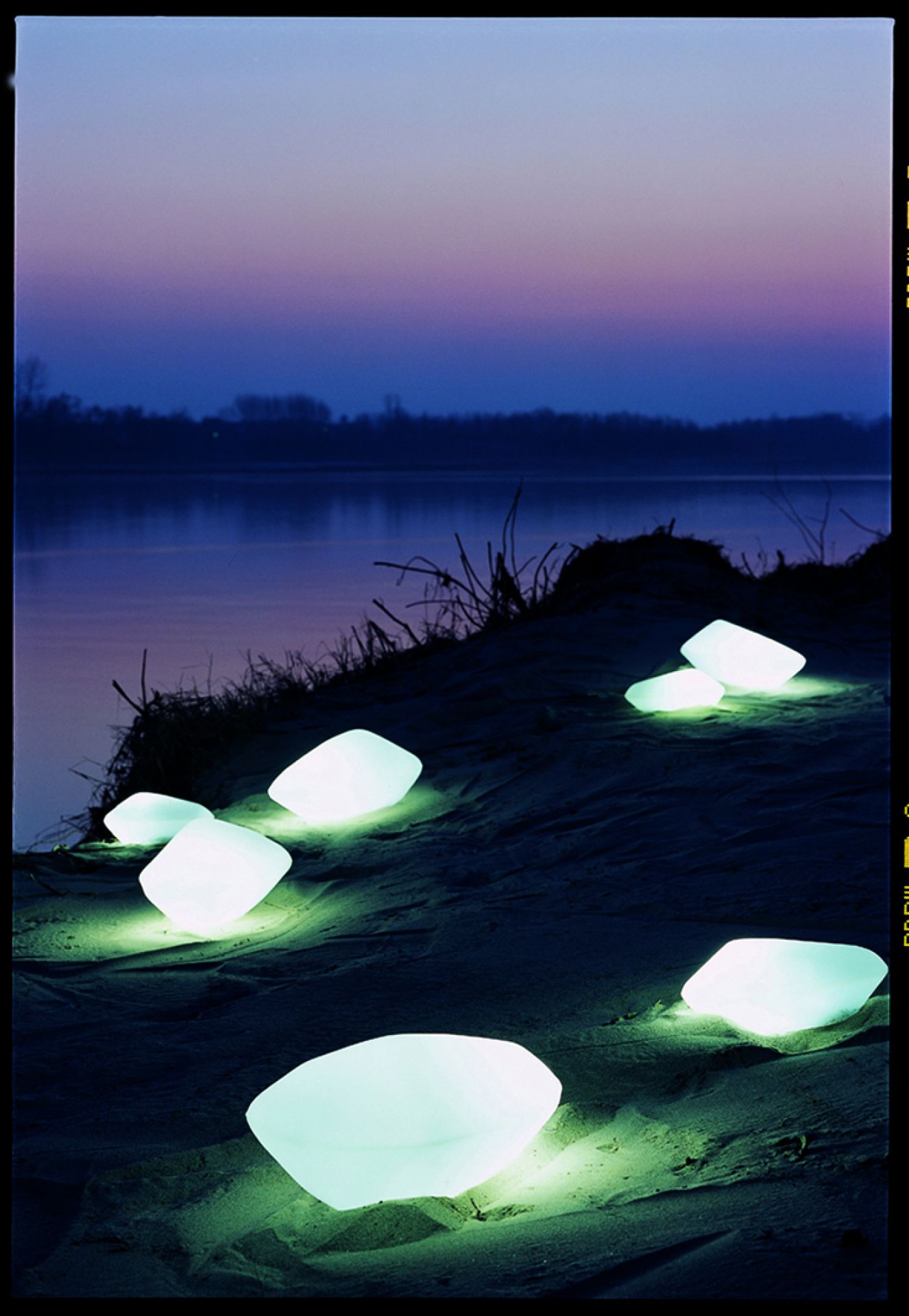 Stone of Glass Bodenleuchten von Oluce im Außenbereich am Seeufer, stimmungsvolle Gartenbeleuchtung.