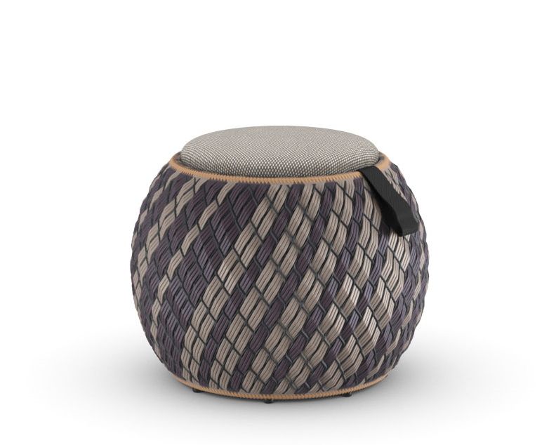 Dala Hocker: Runder Outdoor Hocker mit geflochtener Optik und grauem Sitzkissen.