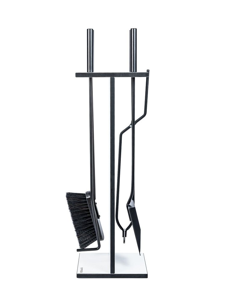 Weißes Conmoto Kaminbesteck EVO mit Schaufel, Besen und Zange für die Kaminreinigung und Pflege.