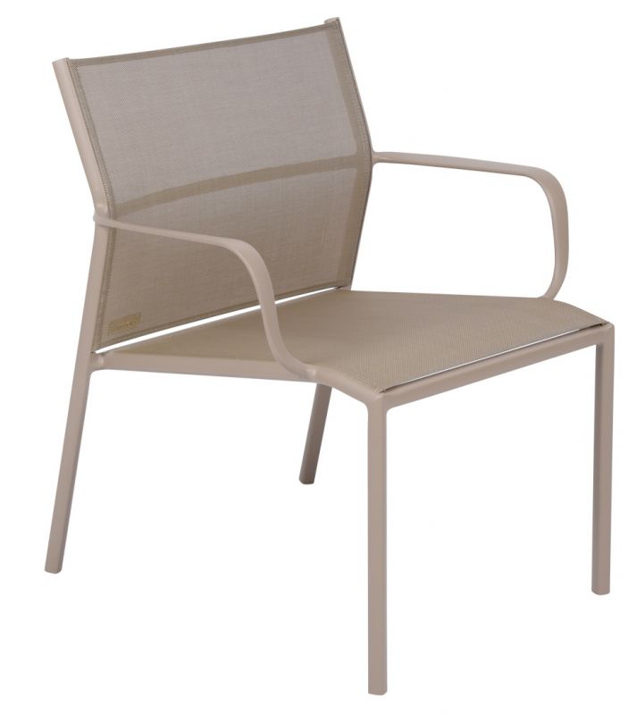 Cadiz Sessel für den Außenbereich, bequemer Gartensessel mit Armlehnen und Textilbespannung in Beige.