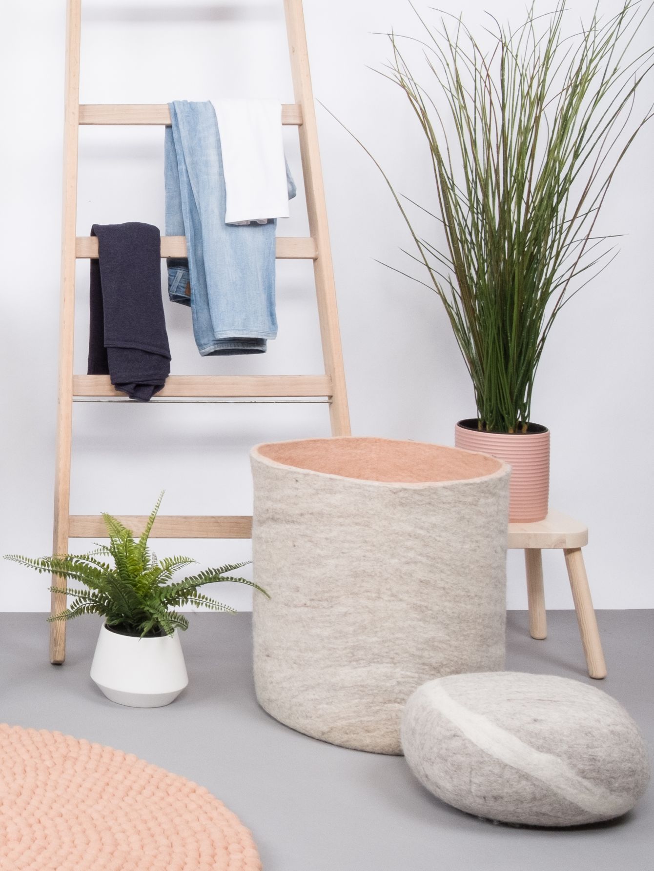 Beiger Filzkorb Béla von myfelt im modernen Wohnambiente mit Leiter und Pflanzen.