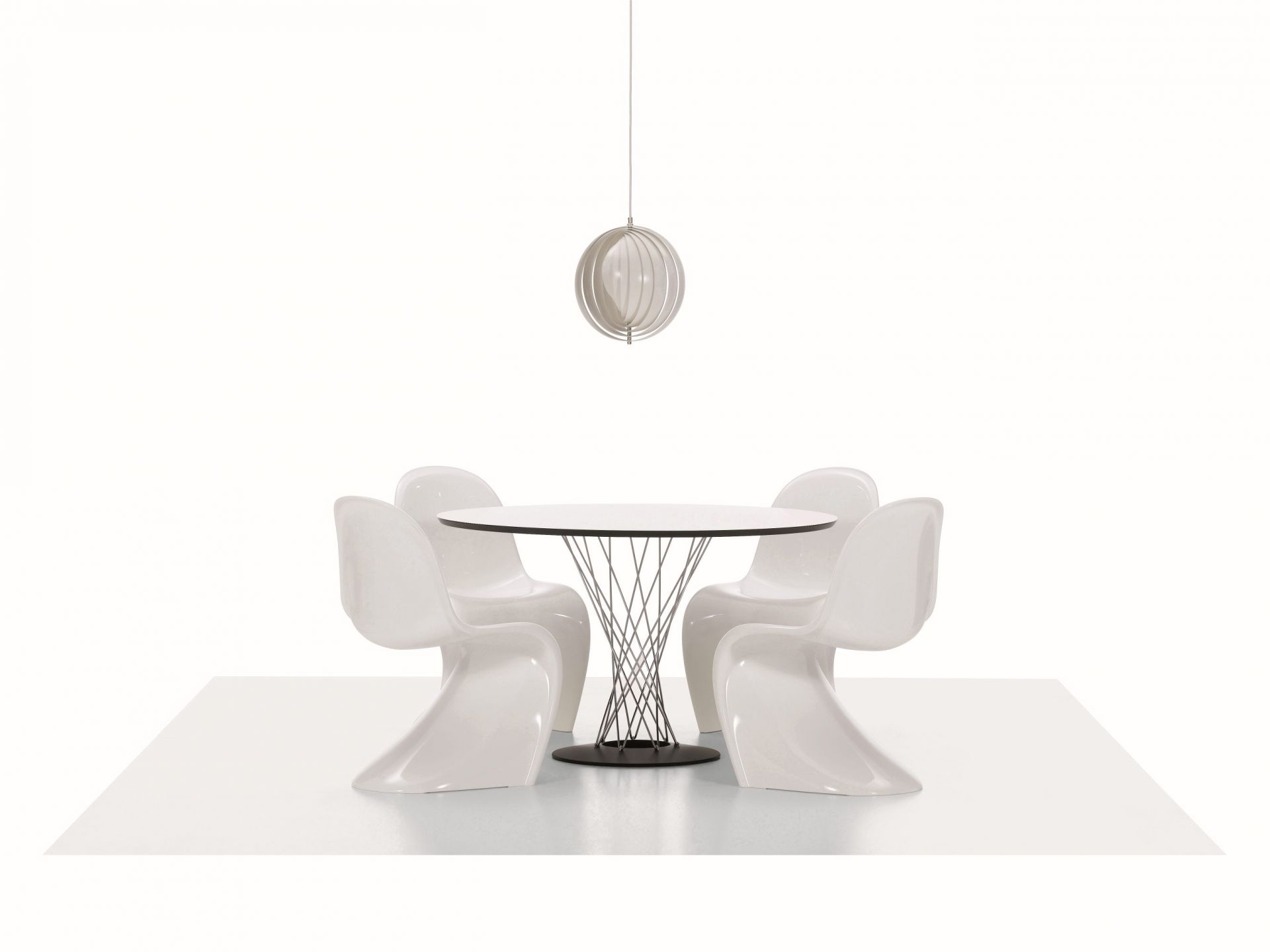 Weißer Noguchi Tisch von Vitra mit vier weißen Panton Stühlen und Lampe.