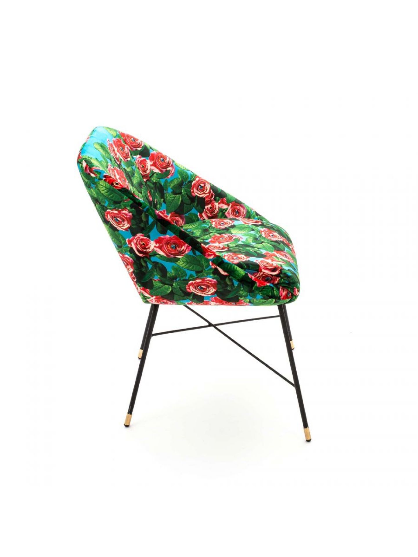 Toiletpaper Polsterstuhl Roses blue von Seletti, seitliche Ansicht. Design Sessel mit blauem Rosenmuster und schwarzen Beinen.