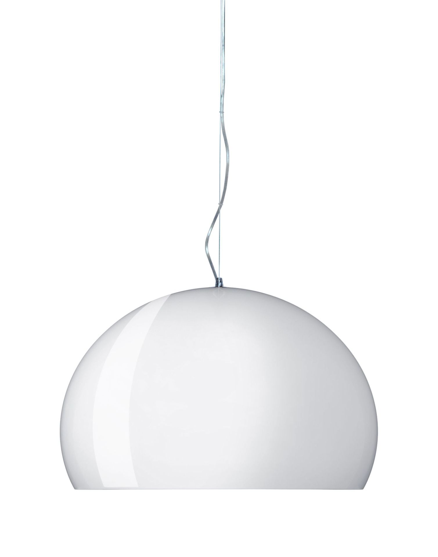 Weiße Fly Pendelleuchte von Kartell, moderne Hängelampe mit glänzender Oberfläche und filigraner Aufhängung.