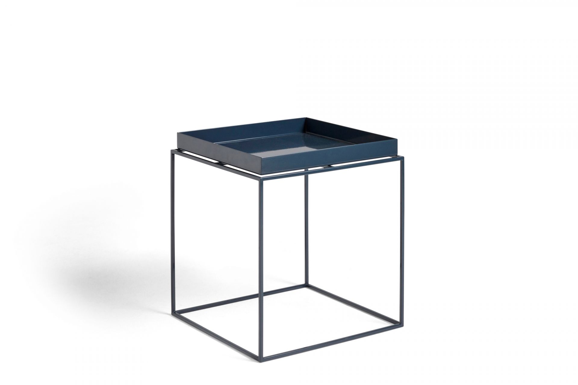 Hay Tray Table M in Tiefblau, quadratischer Beistelltisch mit Tablettaufsatz und minimalistischem Metallgestell.