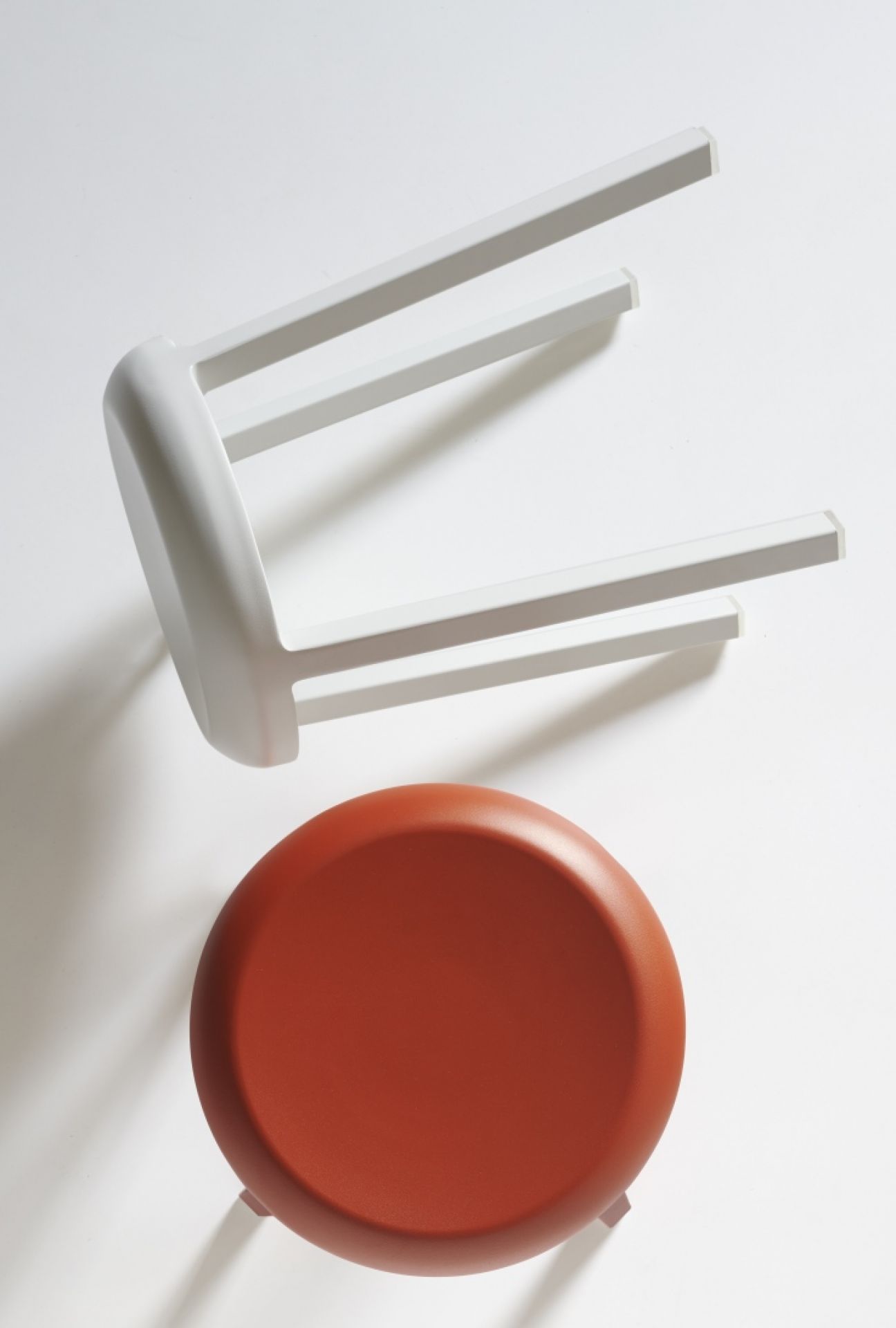 Draufsicht: Za Stool Hocker von Emeco, Aluminiumgestell in Weiß, Sitzfläche in Sweater-Orange.